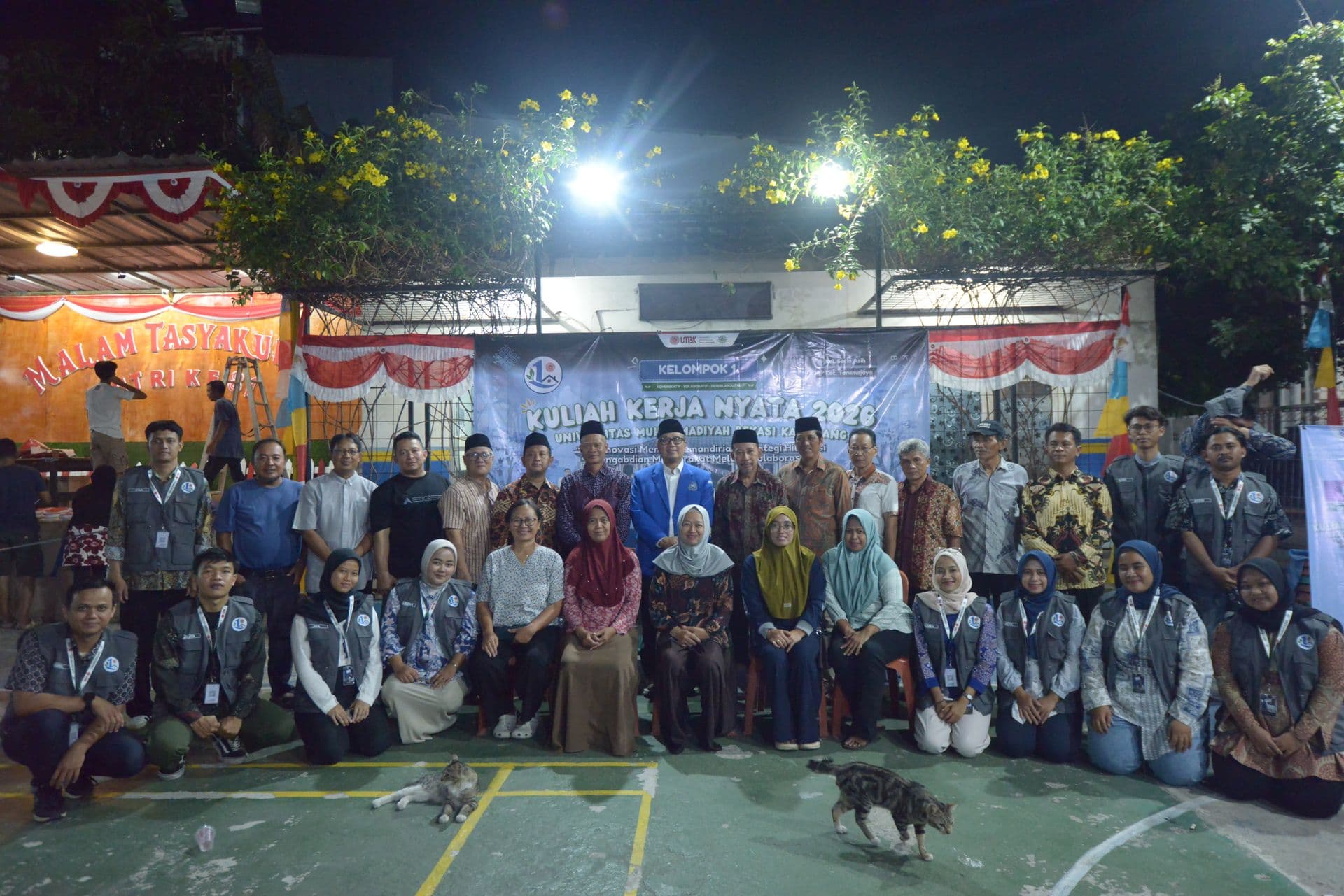 foto bersama usai pelaksanaan acara pembukaan resmi kegiatan Kuliah Kerja Nyata Kelompok 1 Universitas Muhammadiyah Bekasi Karawang tahun 2026