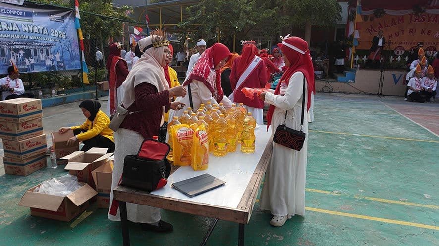 Panitia HUT RI ke-81 RW 018 Gelar Jual Sembako Murah untuk Peserta Upacara